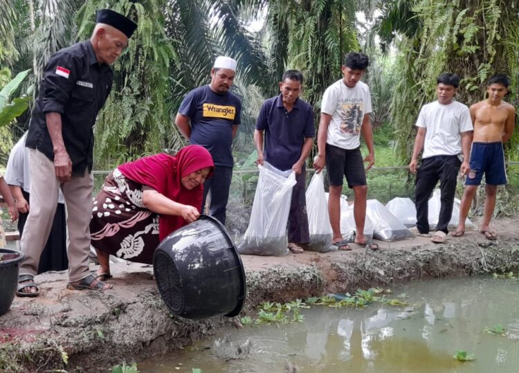 Perkuat Ketahanan Pangan, Desa Tunas Harapan Tabur 6000 Ekor Bibit Gurami