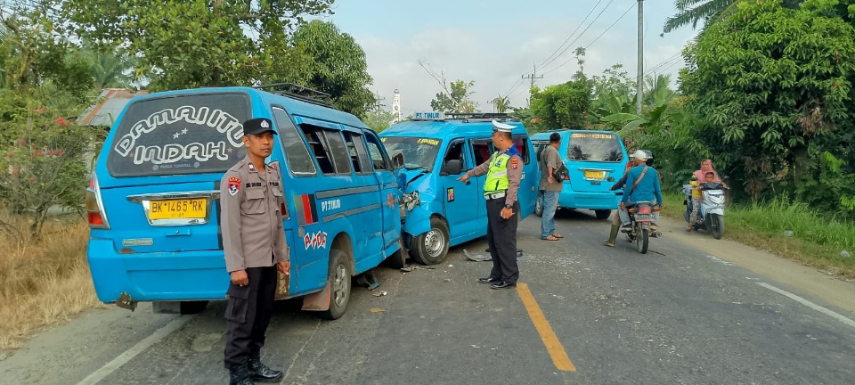 Angkot Vs Angkot, Belasan Penumpang Luka-luka 