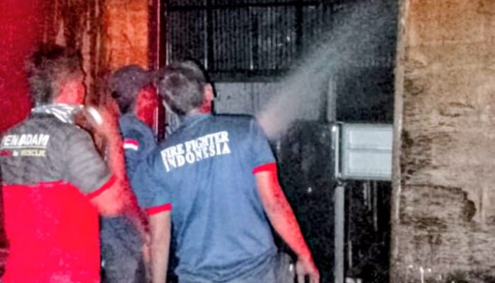 Dua Armada Damkar Padamkan Kebakaran Gedung Semi Permanen STIKES Pidie