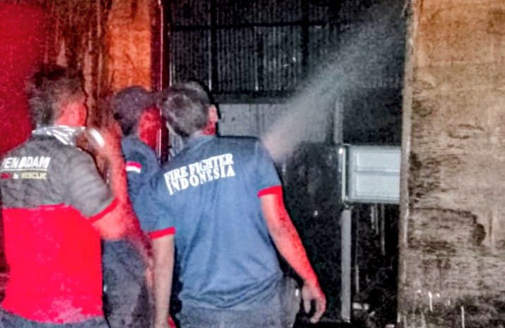 Dua Armada Damkar Padamkan Kebakaran Gedung Semi Permanen STIKES Pidie