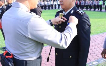 Polres L Batu Beri Penghargaan Satyalancana kepada Personel