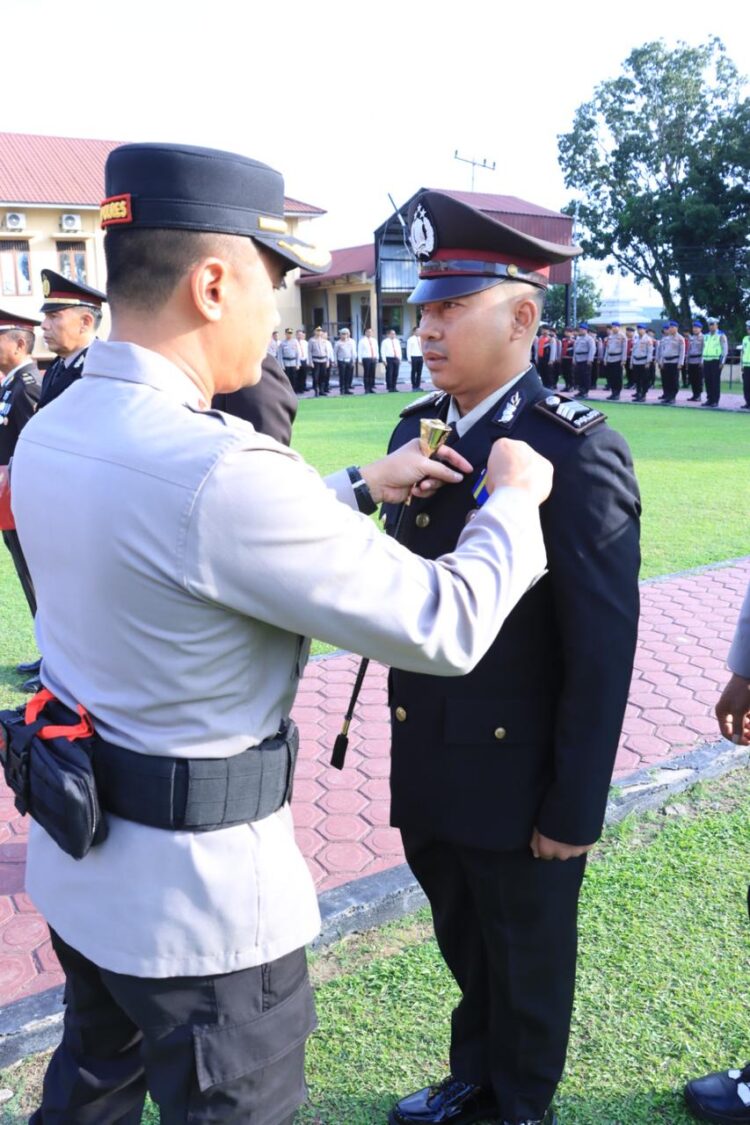 Polres L Batu Beri Penghargaan Satyalancana kepada Personel