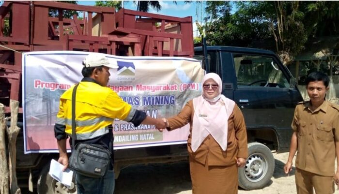 PT Sorikmas Mining Berikan Bantuan Meubeler ke Sekolah di Kecamatan Siabu