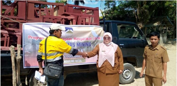 PT Sorikmas Mining Berikan Bantuan Meubeler ke Sekolah di Kecamatan Siabu