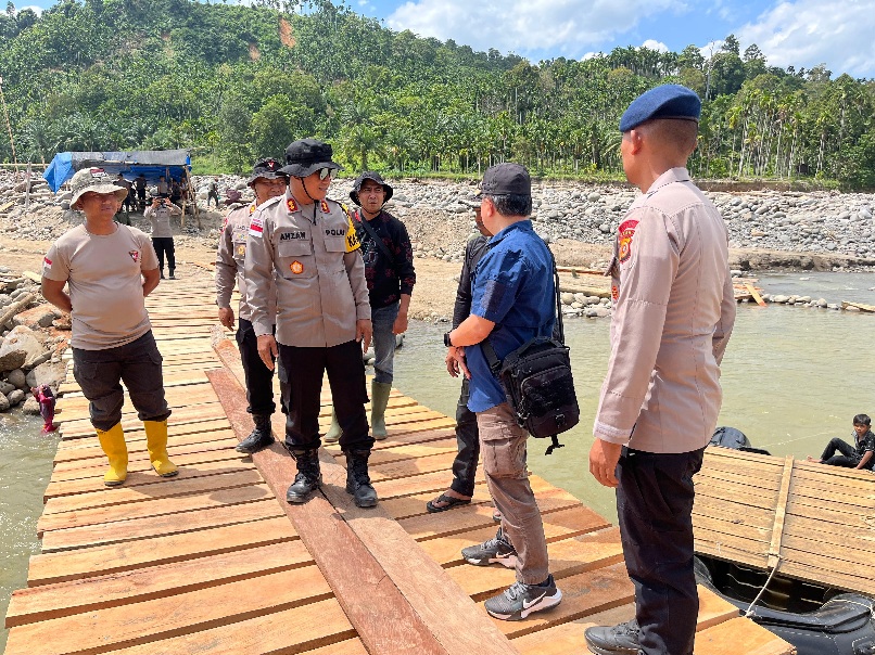 Kapolres Lhokseumawe Pastikan Jembatan Darurat Di Riseh Tunong–Cot Calang Sudah Bisa Dilintasi