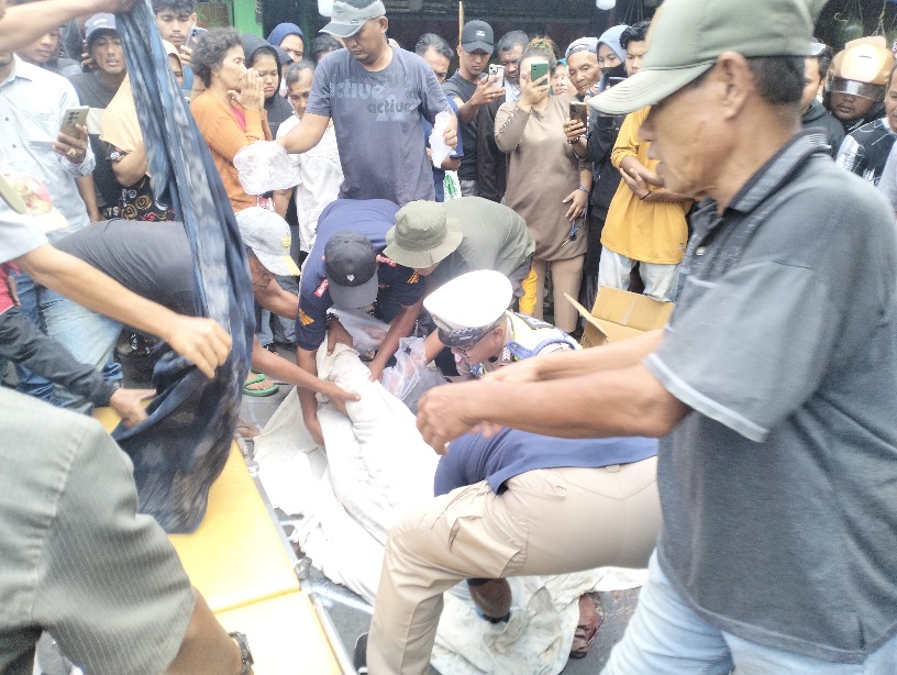 Pengendara Sepeda Motor Tewas Terlindas Dump Truck 