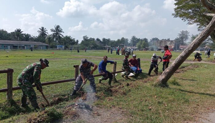PLN IP UBP Bersama Forkopimcam Gotong Royong Bersihkan Lapangan Bola Ketapang
