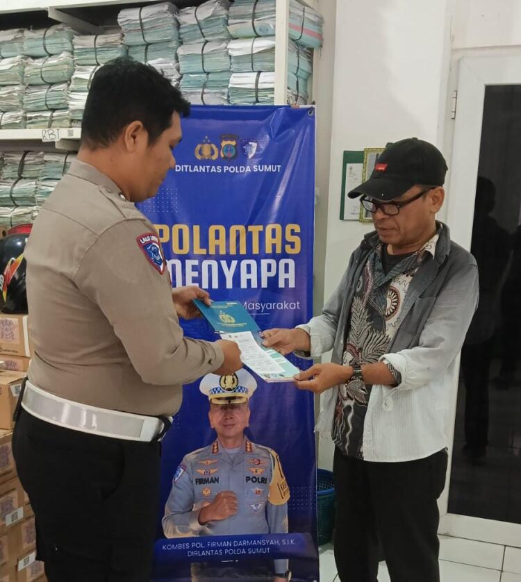 Samsat Binjai Sosialisasikan Layanan Digital, Petugas Dampingi Warga Secara Langsung