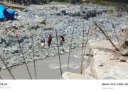 Rawan dan Mencekam, Warga Terpaksa Menyeberangi Sling Demi Nafkah Keluarga