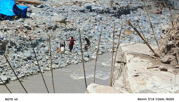 Rawan dan Mencekam, Warga Terpaksa Menyeberangi Sling Demi Nafkah Keluarga
