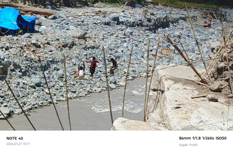 Rawan dan Mencekam, Warga Terpaksa Menyeberangi Sling Demi Nafkah Keluarga