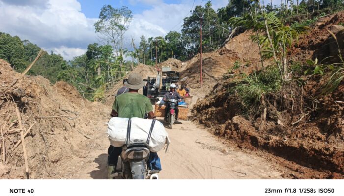 PLN Mulai Pasang Tiang dan Kabel Listrik di Jalur Rusak Parah Pascabencana