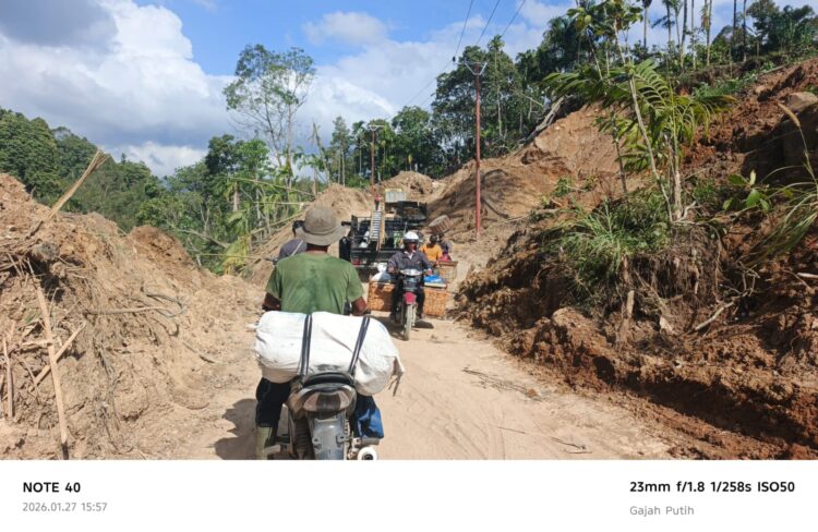 PLN Mulai Pasang Tiang dan Kabel Listrik di Jalur Rusak Parah Pascabencana