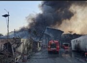 Kebakaran Di Pabrik Sandal Swallow Sudah 14 Jam, Api Masih Berkobar