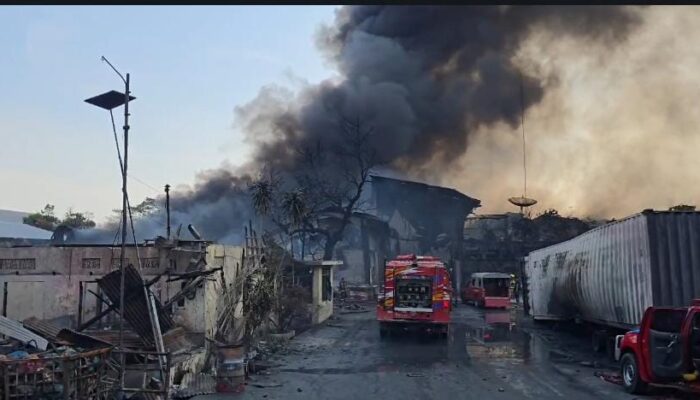 Kebakaran Di Pabrik Sandal Swallow Sudah 14 Jam, Api Masih Berkobar