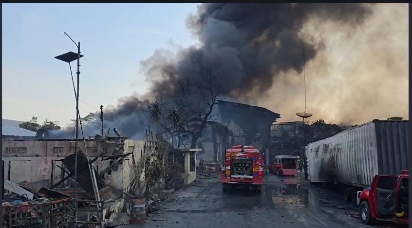 Kebakaran Di Pabrik Sandal Swallow Sudah 14 Jam, Api Masih Berkobar