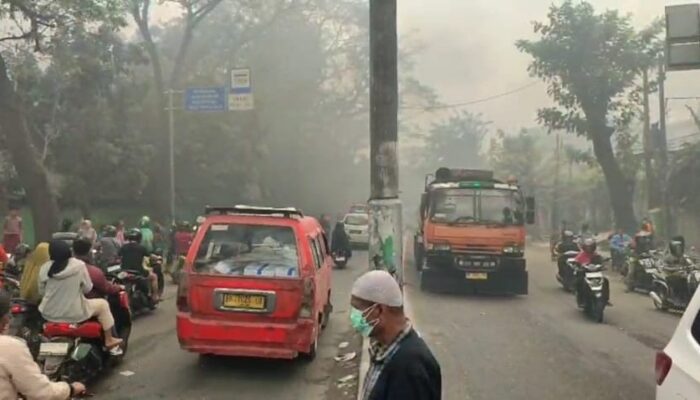 Khawatir ISPA, Warga Sekitar Pabrik Sandal Swallow Yang Terbakar Gunakan Masker