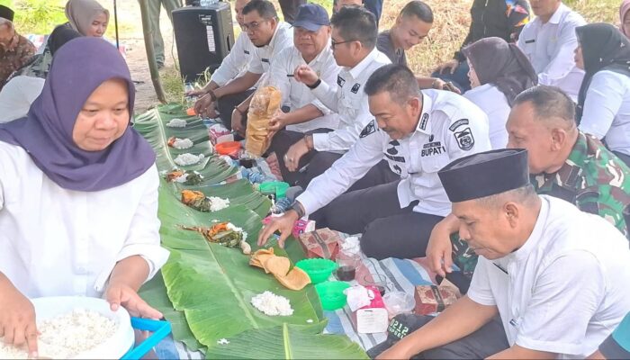 Bupati Madina Makan Bareng Warga Gunung Baringin dengan Marpinggan Bulung