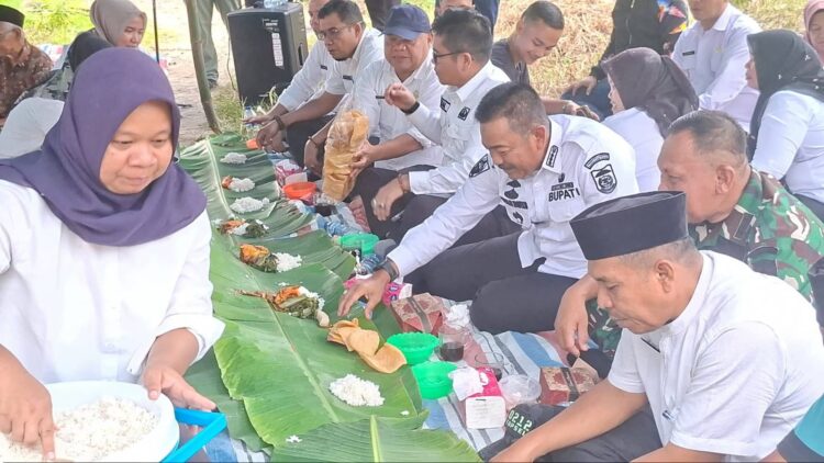Bupati Madina Makan Bareng Warga Gunung Baringin dengan Marpinggan Bulung