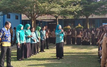 Ketua TP-PKK Desa Durian dan Babinsa Sosialisasikan PAAR dan Penerimaan PK TNI AD di SMK N 1 Pantai Labu