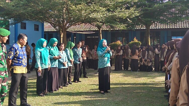 Ketua TP-PKK Desa Durian dan Babinsa Sosialisasikan PAAR dan Penerimaan PK TNI AD di SMK N 1 Pantai Labu