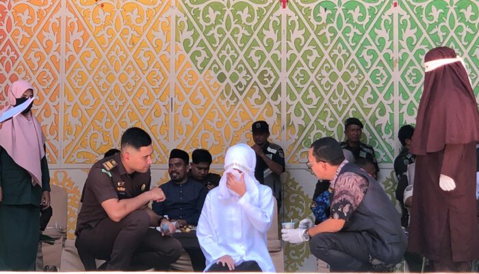 Enam Pelanggar Syariat Jalani 420 Cambukan di Banda Aceh, Salah Satunya Mantan PPPK Wilayatul Hisbah