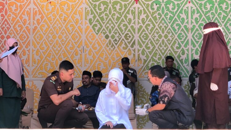 Enam Pelanggar Syariat Jalani 420 Cambukan di Banda Aceh, Salah Satunya Mantan PPPK Wilayatul Hisbah