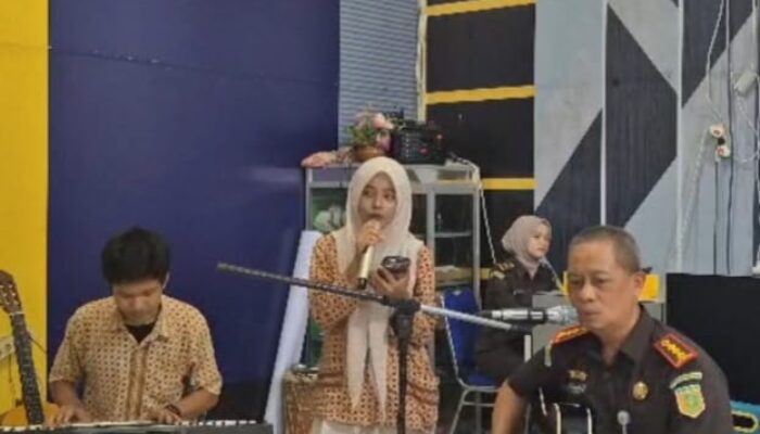 Petik Gitar, Bernyanyi, Lalu Bicara Hukum: Cara Kajari Langsa Dekati Pelajar SMAN 1