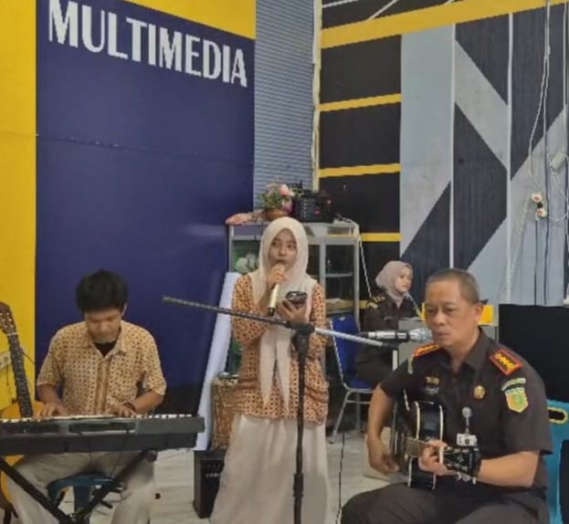 Petik Gitar, Bernyanyi, Lalu Bicara Hukum: Cara Kajari Langsa Dekati Pelajar SMAN 1