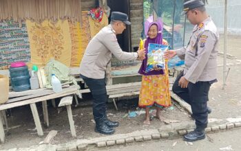 Polsek Panai Tengah Bagi Sembako ke Keluarga Kurang Mampu