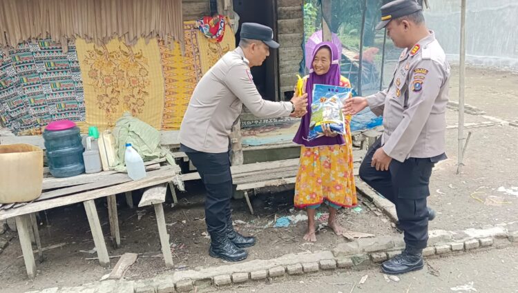 Polsek Panai Tengah Bagi Sembako ke Keluarga Kurang Mampu