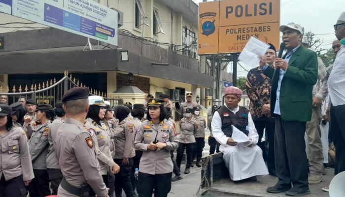 Massa Aliansi Ormas Islam Pembela Masjid Aksi Damai Di Polrestabes Medan
