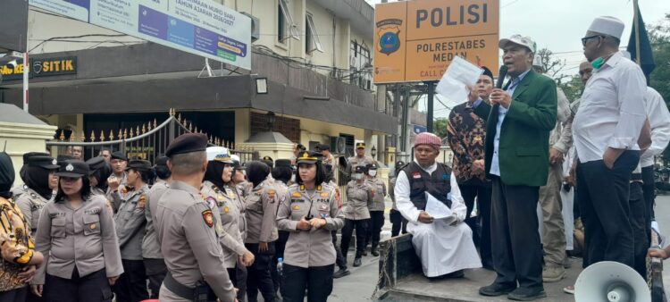 Massa Aliansi Ormas Islam Pembela Masjid Aksi Damai Di Polrestabes Medan