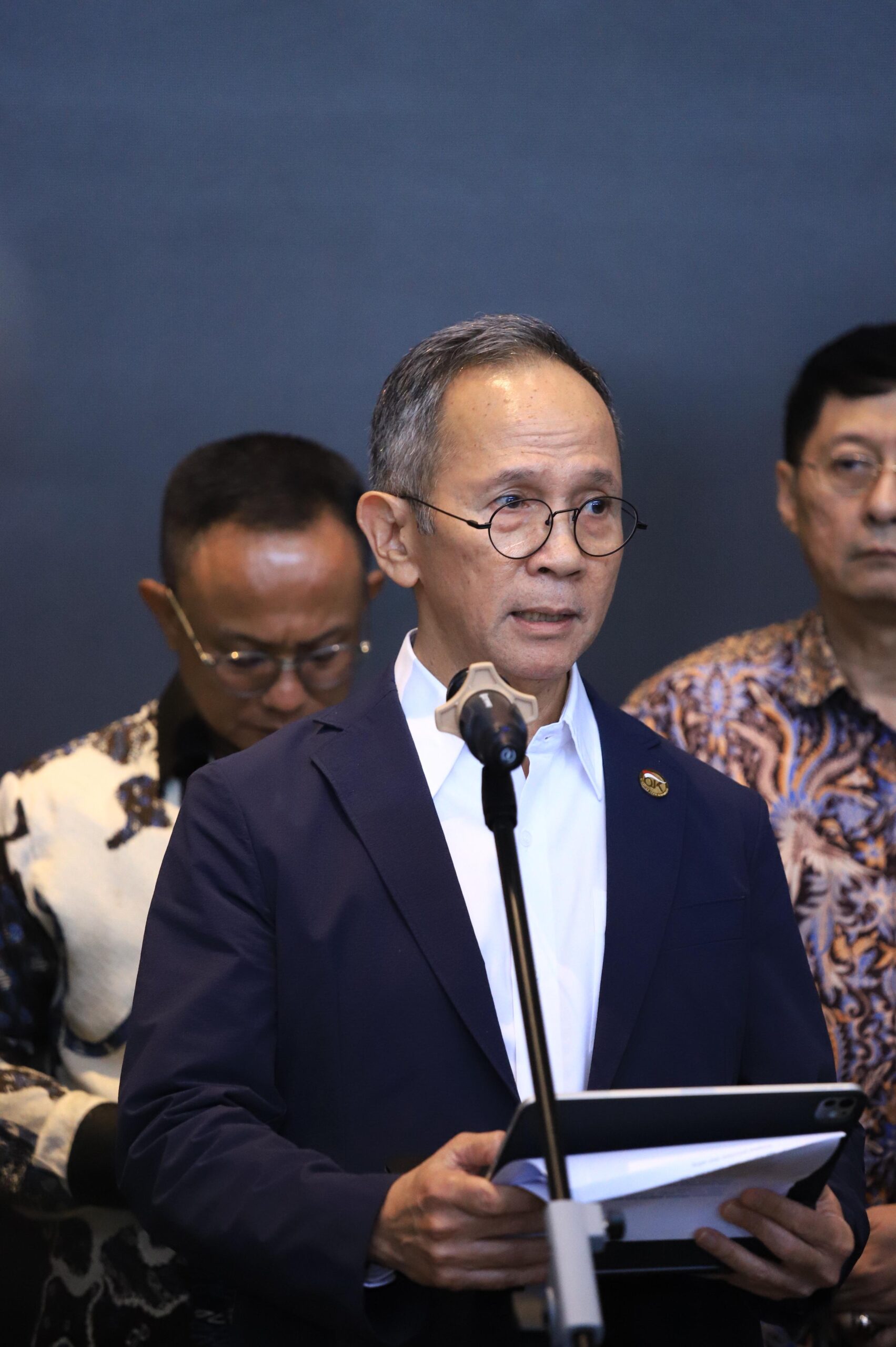 Badai Menerpa OJK Tiga Pucuk Pimpinan Mengundurkan Diri