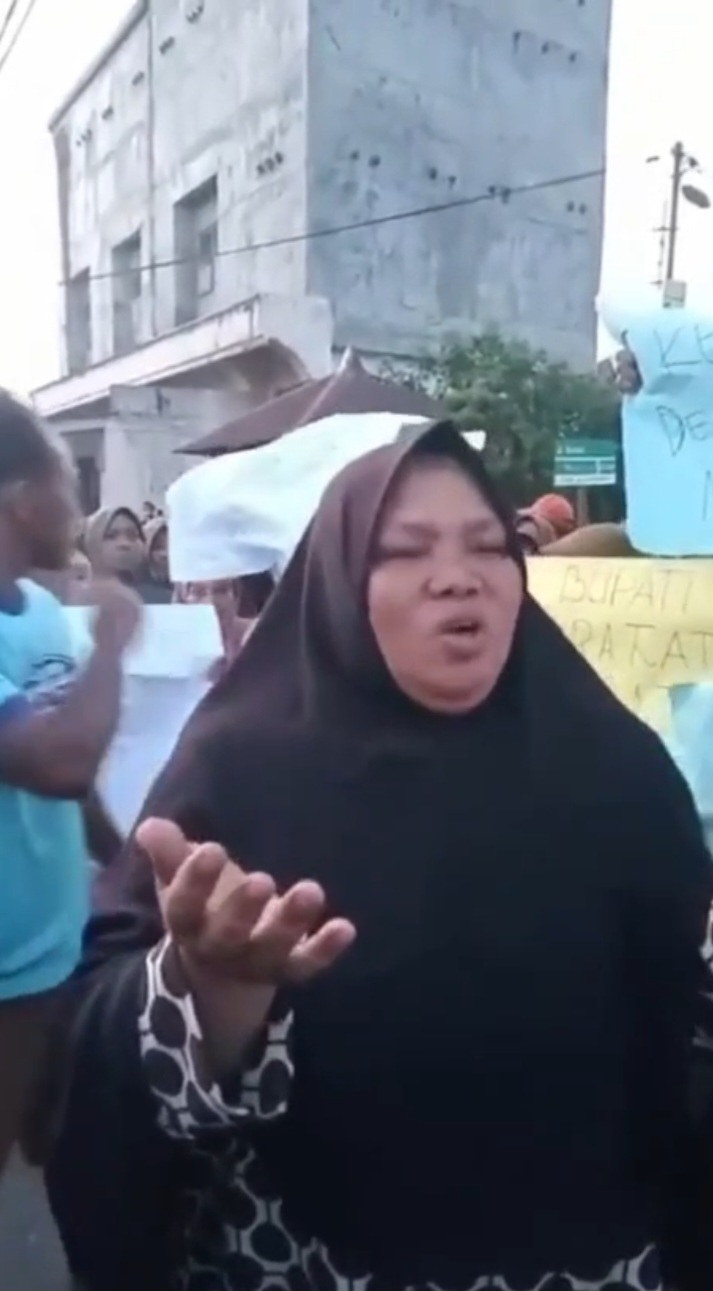 Warga Barus Tolak Kedatangan Bupati, Protes Penonaktifan Kades