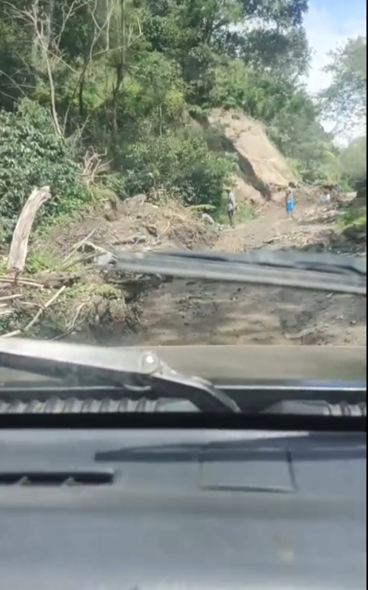 Jalan Lukup Sabun Barat Terancam Longsor Susulan, Warga Masih Nekat Melintas