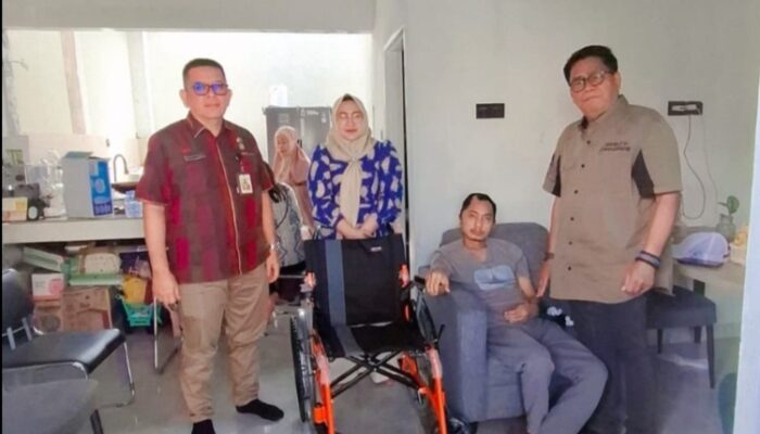 Respons Cepat Wali Kota Medan, Bantuan Kursi Roda Diserahkan Kepada Ari Prasetyo
