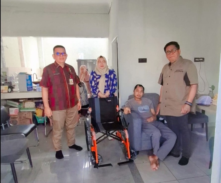 Respons Cepat Wali Kota Medan, Bantuan Kursi Roda Diserahkan Kepada Ari Prasetyo