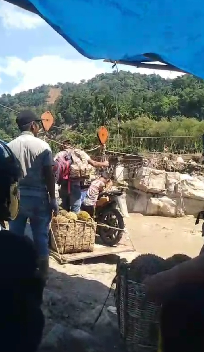 Warga Puteng Pantan Reduk Antre Gunakan Sling Saat Angkut Durian