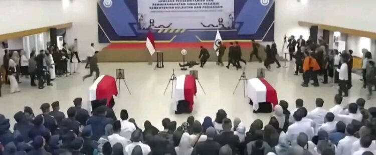 Kelelahan Bikin Menteri KKP Pingsan Saat Melepas Jenazah Tiga Pegawai Korban Pesawat Pesawat ATR 42-500