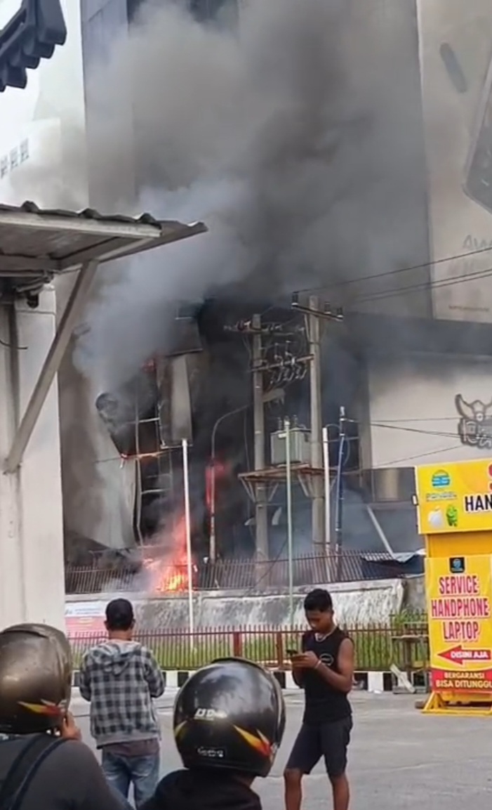 Area Pintu Masuk Parkir Sepeda Motor Plaza Milenium Terbakar