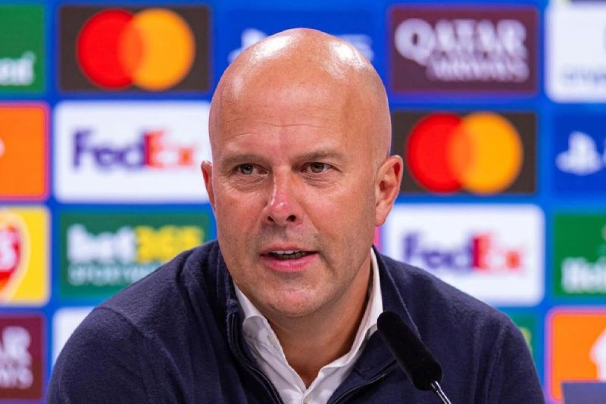 Arne Slot Sebut Liverpool Serius Melawan Barnsley