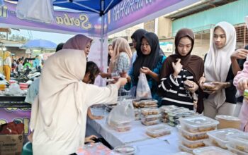 Jelang Buka Puasa, Anyang dan Nagasari Jadi Buruan Takjil di Teluk Mengkudu