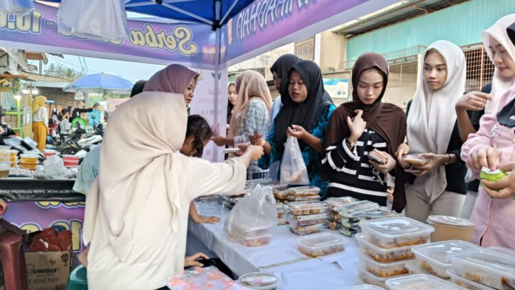 Jelang Buka Puasa, Anyang dan Nagasari Jadi Buruan Takjil di Teluk Mengkudu