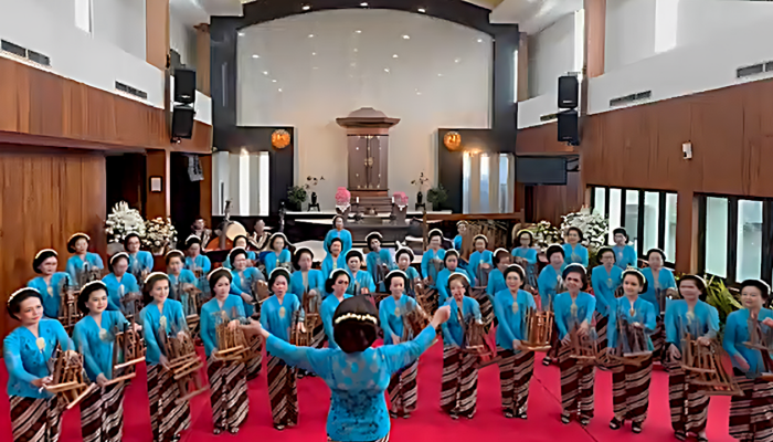 Nenek 83 Tahun Juara Kompetisi Pasanggiri Angklung AHM 2026