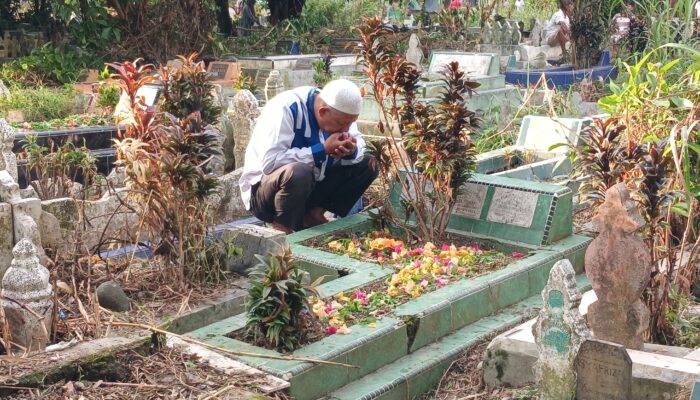 Jelang Ramadan, Warga Medan Ramai Ziarah Kubur