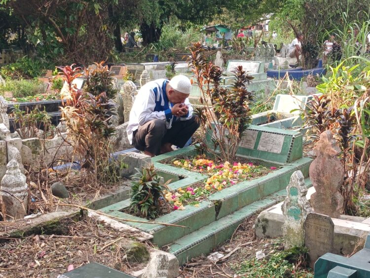 Jelang Ramadan, Warga Medan Ramai Ziarah Kubur
