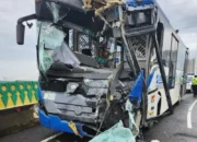 Dua Bus Transjakarta Adu Banteng di Jalur Layang Koridor 13, Puluhan Penumpang Luka Ringan