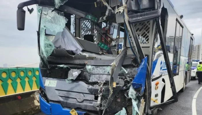 Dua Bus Transjakarta Adu Banteng di Jalur Layang Koridor 13, Puluhan Penumpang Luka Ringan