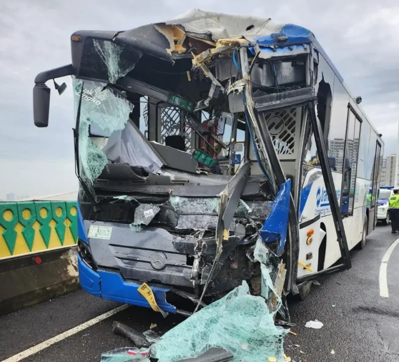 Dua Bus Transjakarta Adu Banteng di Jalur Layang Koridor 13, Puluhan Penumpang Luka Ringan
